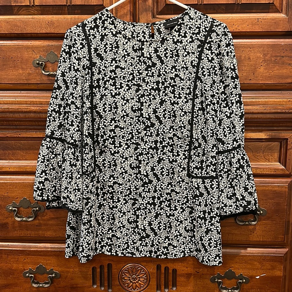 Who What Wear top size L Large white and grey flowers with lace detail